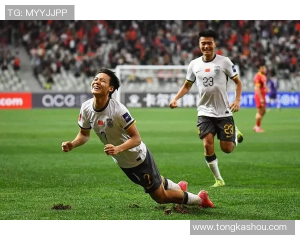 优雅滑跪足球明星展现非凡技艺与运动魅力的完美结合